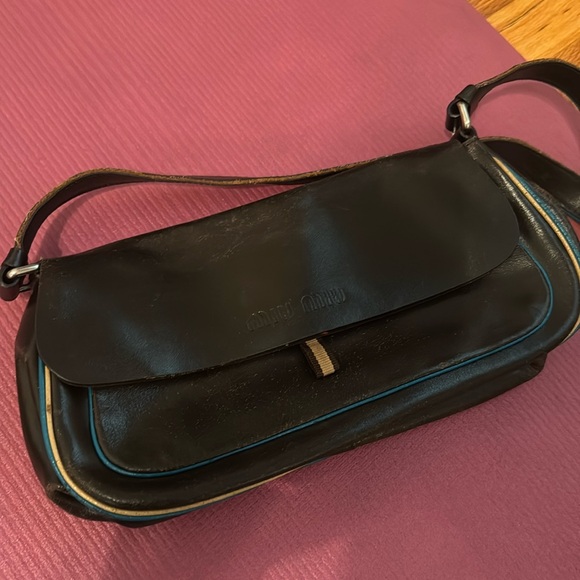 Miu miu small leather bag

Seems vintage?

Front flap needs a little repair - Picture 1 of 3